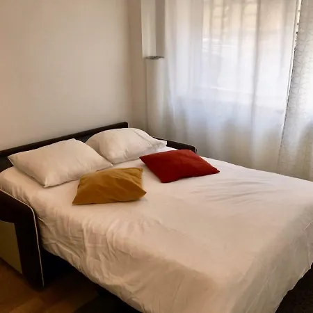 Aux Bons Amis - Parlement/orangerie Apartment *